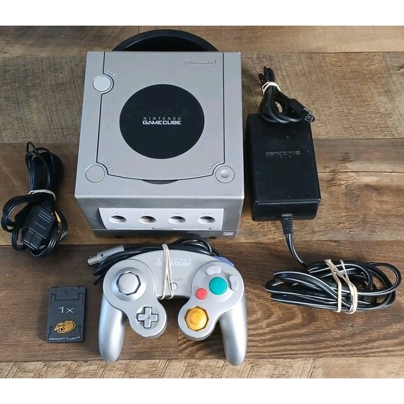 Nintendo GameCube Platinum Silver Console - W/ Cables, Controller & Memory Card - Picture 1 of 10